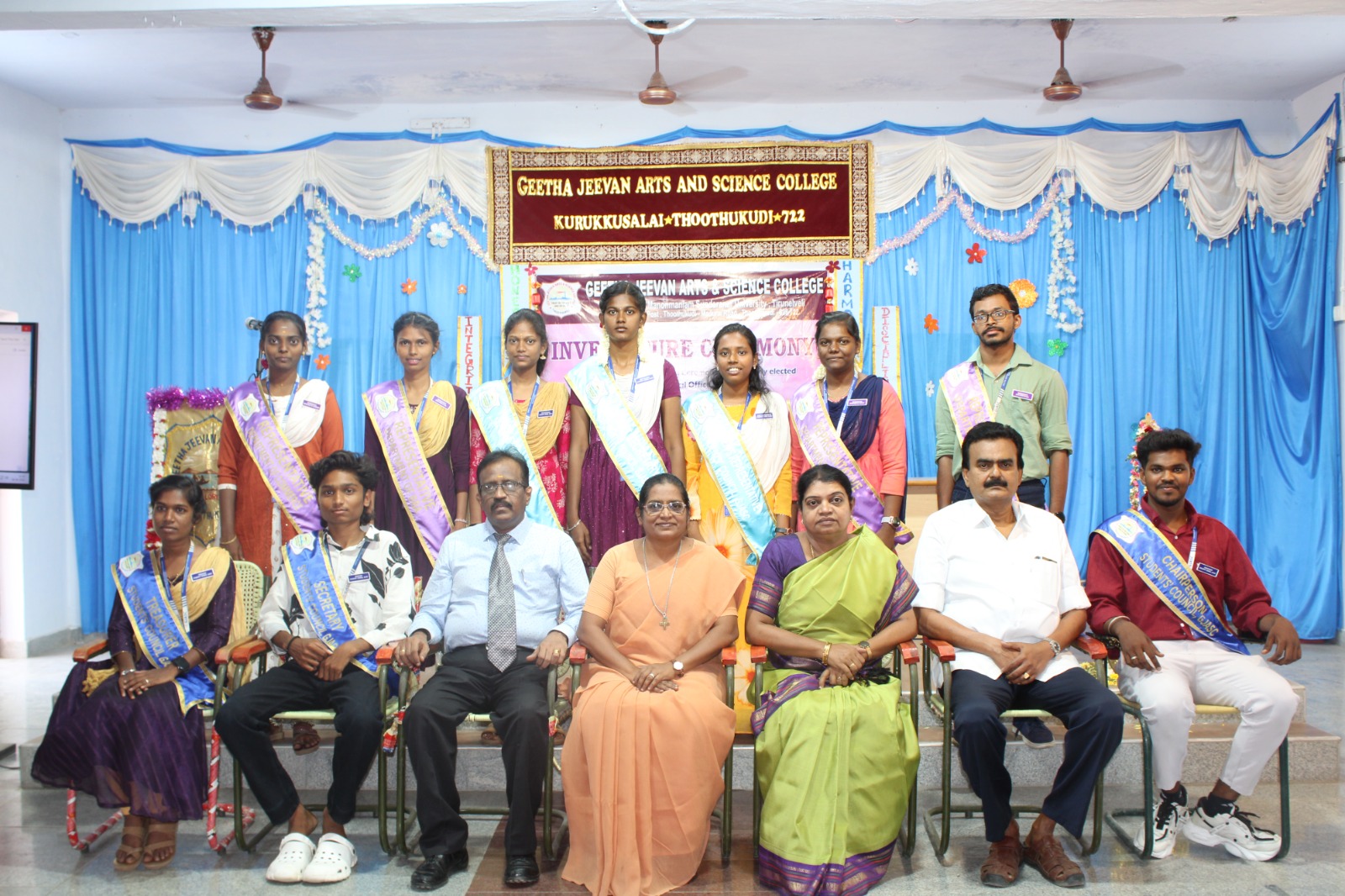 தூத்துக்குடி குறுக்குசாலை கீதாஜீவன் கல்லூரியில் மாணவர் பேரவை நிர்வாகிகள் பதவியேற்பு முன்னாள் அமைச்சா் கீதாஜீவன் பங்கேற்பு