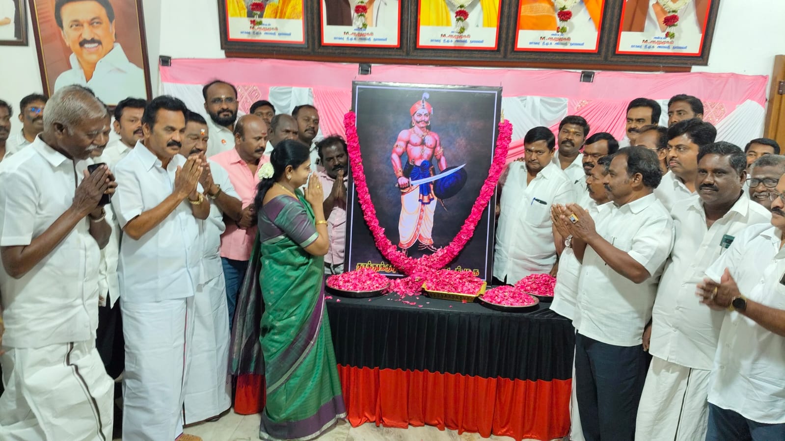 பூலித்தேவன் புகழ் போற்றிய திமுக: கீதாஜீவன் மாலை அணிவித்து மரியாதை